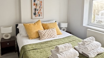 Family Holiday Home With Hot Tub & Sauna Sleeps 8