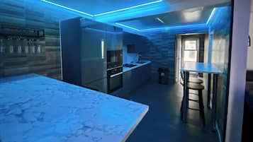House, 5 Bedrooms | Private kitchen | Electric kettle, toaster, cookware/dishes/utensils