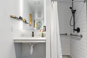 Douche, sèche-cheveux, serviettes fournies