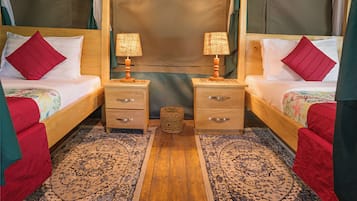 デラックス ツインルーム バルコニー | 高級寝具、デスク、ノートパソコン用作業スペース、ベッドシーツ