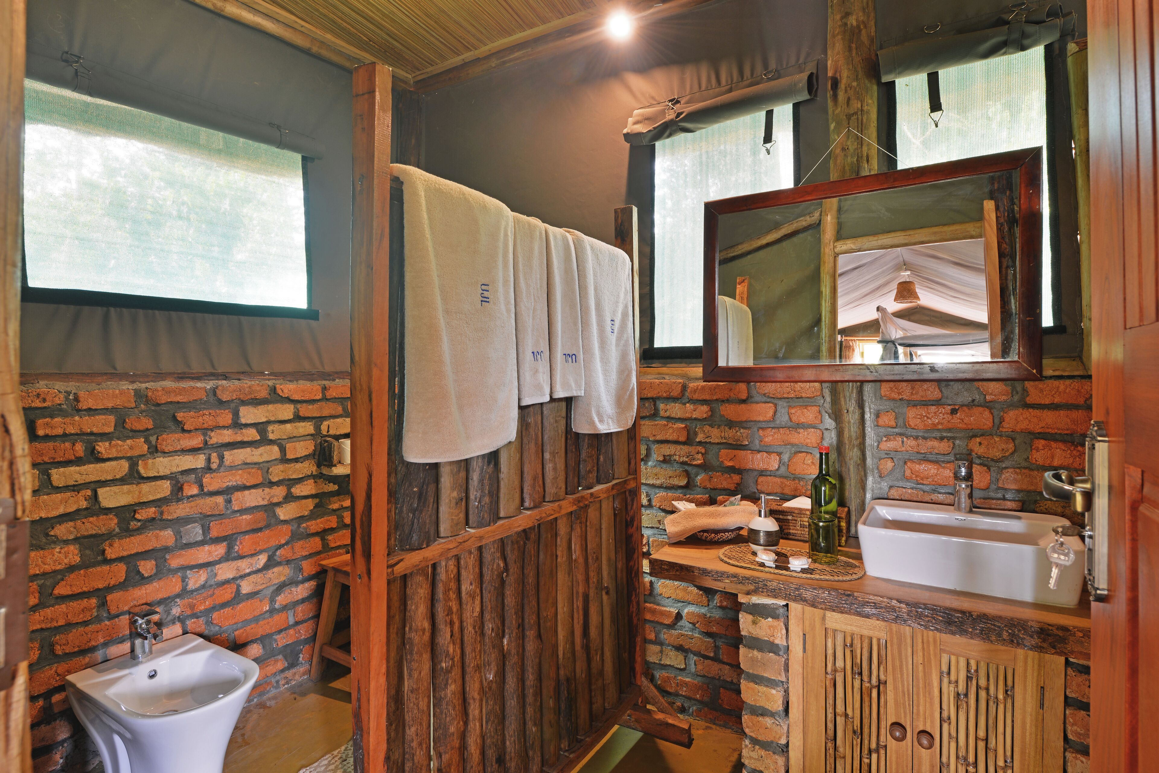 Artículos de tocador gratuitos, pantuflas, toallas, jabón