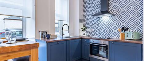 Frigorifero, microonde, forno, piano cottura