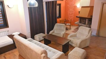 Deluxe Penthouse, Balcony | Desk, laptop workspace, soundproofing, free WiFi