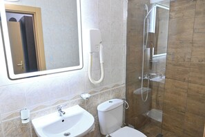 Habitació doble econòmica | Bany | Assecador de cabells, tovalloles, sabó i xampú