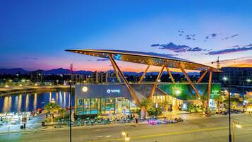 Een binnenzwembad, open van 07.00 uur tot 22.00 uur, en ligstoelen