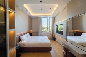 Luksus-lejlighed - balkon - havudsigt | Pengeskab på værelset, skrivebord, arbejdsområde til bærbare computere