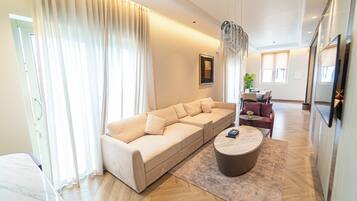 1 slaapkamer, een kluis op de kamer, een bureau, een laptopwerkplek