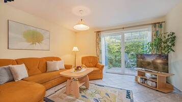 TV, bøker og stereoanlegg