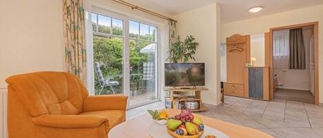 Fernseher, Bücher, Stereoanlage