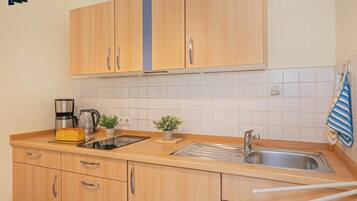 Een koelkast, een magnetron, een kookplaat