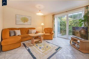 Een televisie, boeken en een stereo