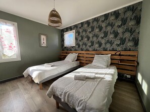 3 Schlafzimmer, Schreibtisch, Bügeleisen/Bügelbrett, Reisekinderbett