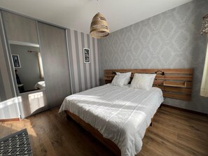 3 bedrooms, desk, iron/ironing board, travel cot - . (Le Bois-Plage-en-Ré)