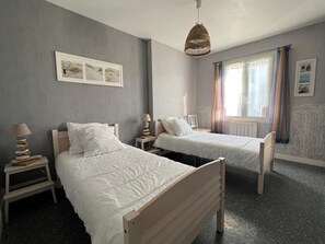 3 chambres, bureau, fer et planche à repasser, lit de bébé portatif