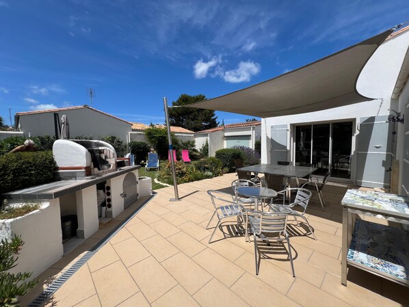 Outdoor dining - . (Le Bois-Plage-en-Ré)