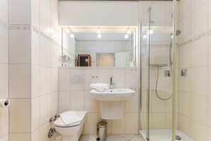 Ducha, secador de pelo y toallas