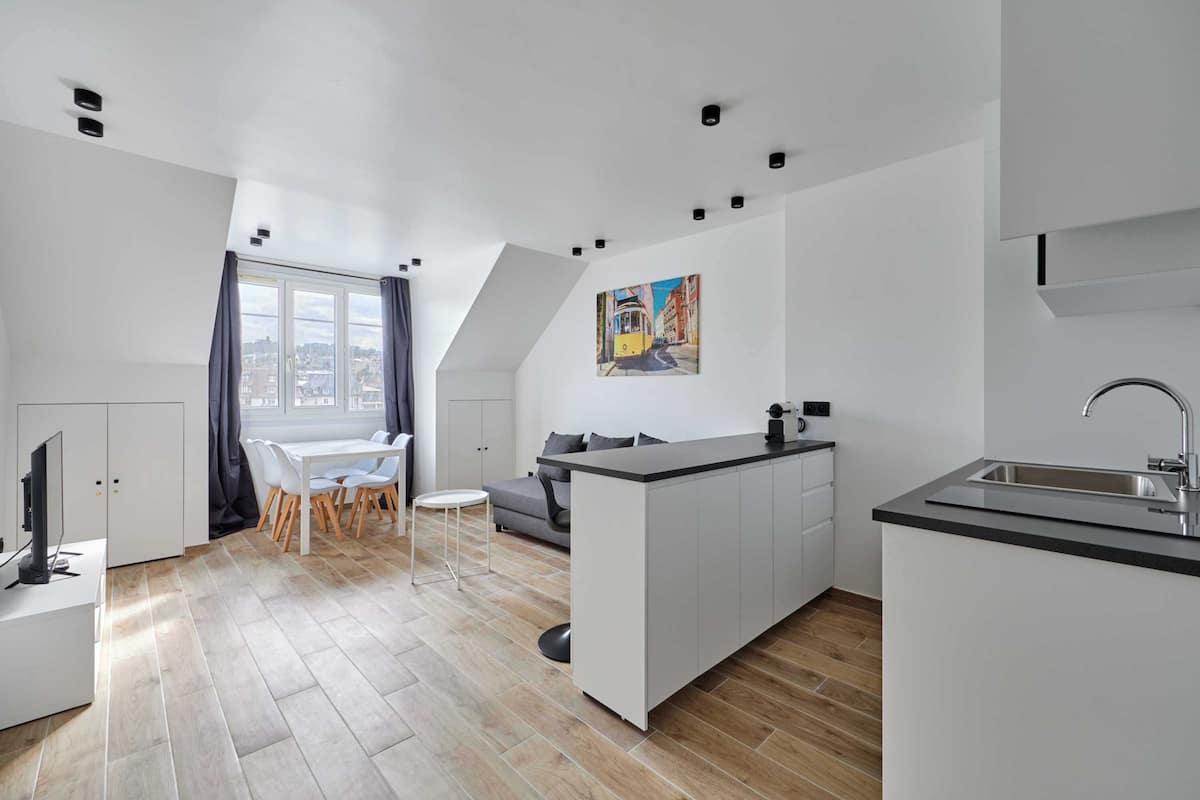 Un appartement moderne comprenant une cuisine, un coin repas et un espace de vie.