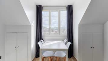 Studio, City View | Living area
