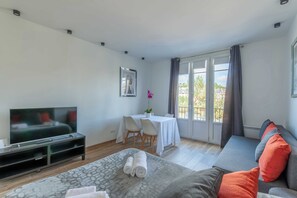 Comfort studio, balkon, uitzicht op rivier | Woonruimte