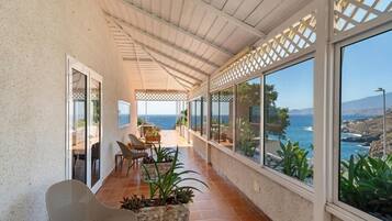Apartment, 2 Bedrooms, Balcony, Ocean View | Interior