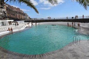 Apartamento, 2 habitaciones, balcón, vistas al mar | Piscina | Una piscina al aire libre
