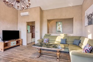 Villa familiar, 3 habitaciones, balcón (Villa Olivia Pool & Sauna near) | Área de sala de estar | Televisión de pantalla plana 