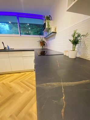 Geladeira, micro-ondas, fogão, cooktop