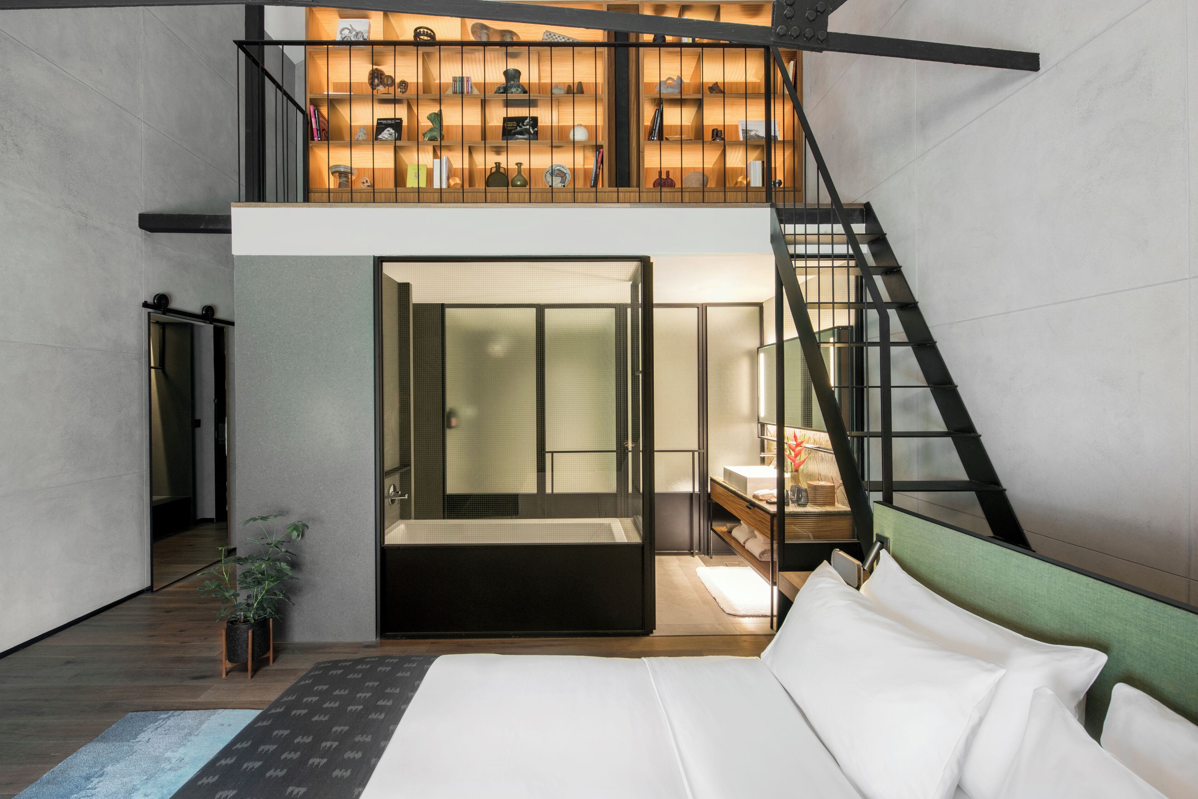 Minibar, caja de seguridad en la habitación y escritorio 