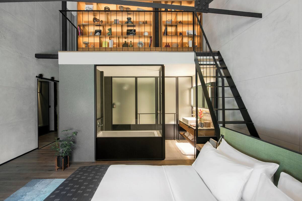 Phòng, quang cảnh sông, tầng lửng | Minibar, két bảo mật tại phòng, bàn, màn/rèm cản sáng 