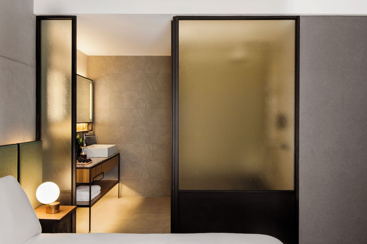 Room, River View | Bathroom | Shower, rainfall showerhead, designer toiletries, hair dryer