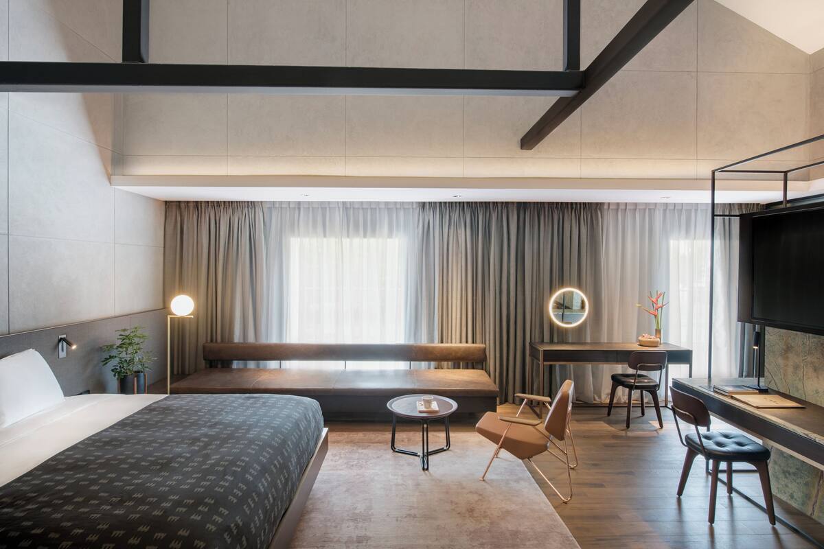 Phòng Suite, quang cảnh sông | Minibar, két bảo mật tại phòng, bàn, màn/rèm cản sáng 