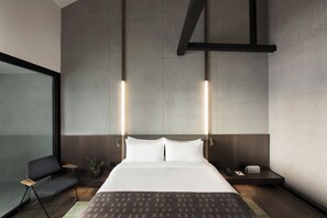 Loft (Warehouse) | Minibar, in-room safe, desk, blackout drapes - The Warehouse Hotel, Singapore, a Member of Design Hotels (Singapore)