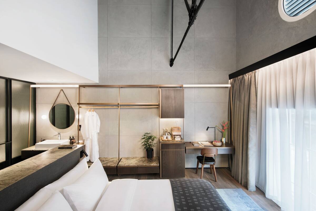 Gác, quang cảnh sông | Minibar, két bảo mật tại phòng, bàn, màn/rèm cản sáng 