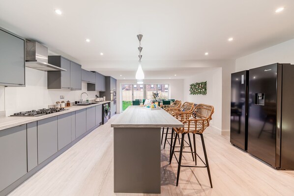 Dining - 6 Bedroom house - 10 Beds - Motorway, Free Parking (Ashton-in-Makerfield)