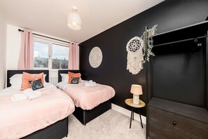 6 bedrooms, iron/ironing board, WiFi, bed sheets - 6 Bedroom house - 10 Beds - Motorway, Free Parking (Ashton-in-Makerfield)