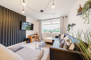 Living area - 6 Bedroom house - 10 Beds - Motorway, Free Parking (Ashton-in-Makerfield)