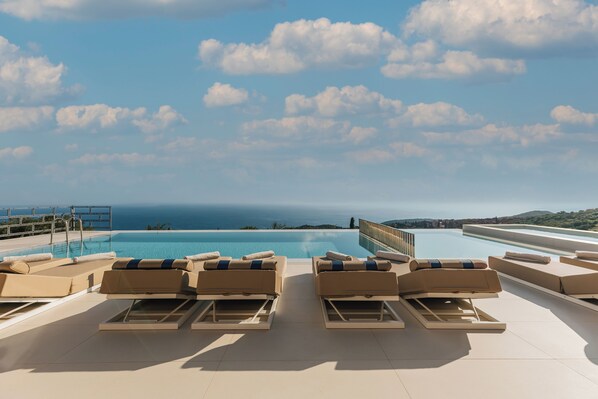 Een buitenzwembad en een verwarmd zwembad