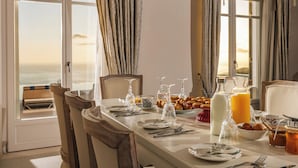 Een ontbijttafel, gedekt met uitzicht op de oceaan.