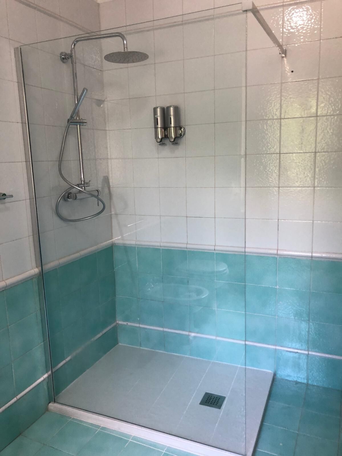 Asciugacapelli, bidet, asciugamani, sapone