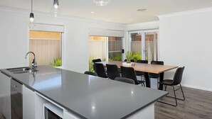 Unclassified image, 2 of 22, button - Contemporary living in Wagga Wagga at its finest. (Wagga Wagga)