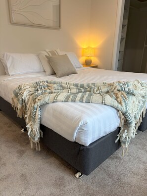 3 chambres, fer et planche à repasser, Wi-Fi gratuit, draps fournis