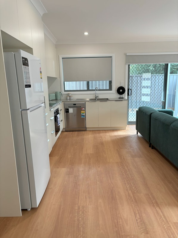 Fridge, microwave, oven, stovetop - Your Ultimate City Escape! (Wagga Wagga)