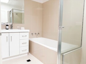 Hair dryer, towels - Experience the city lights in this central CBD abode! (Wagga Wagga)