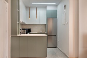 Fridge, microwave, oven, stovetop - Phaedrus Living: Larnaca Tsimintia Retreat (Larnaka)