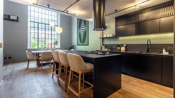 Refrigerador, microondas, horno, placa de cocina