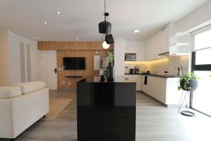 Kühlschrank, Mikrowelle, Herdplatte, Wasserkocher mit Kaffee-/Teezubehör
