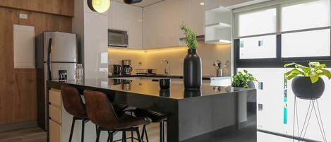 Køleskab, mikrobølgeovn, kogeplade, kaffe-/temaskine