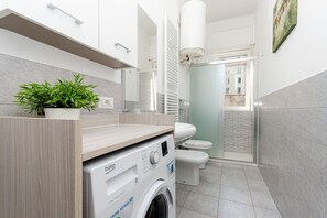 Dusche, Haartrockner, Bidet, Handtücher