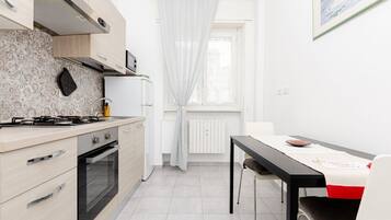 KĂŒhlschrank, Mikrowelle, Ofen, Herdplatte