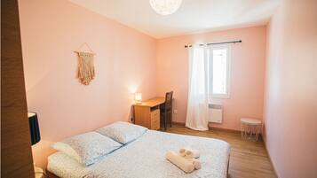 2 bedrooms, iron/ironing board, WiFi, bed sheets